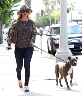 Kaley Cuoco feet photo thumbnail
