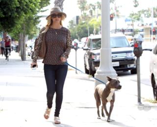 Kaley Cuoco feet photo thumbnail