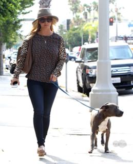Kaley Cuoco feet photo thumbnail