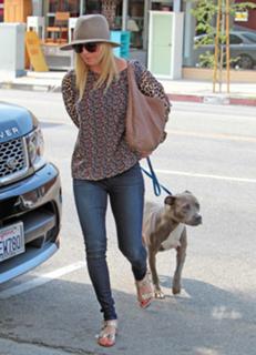 Kaley Cuoco feet photo thumbnail