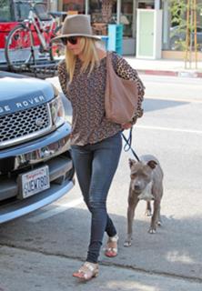 Kaley Cuoco feet photo thumbnail