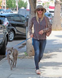 Kaley Cuoco feet photo thumbnail