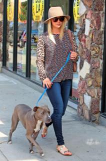 Kaley Cuoco feet photo thumbnail