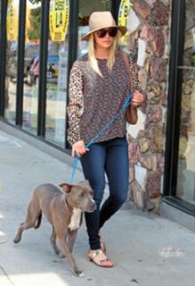 Kaley Cuoco feet photo thumbnail