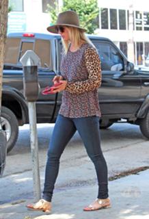 Kaley Cuoco feet photo thumbnail