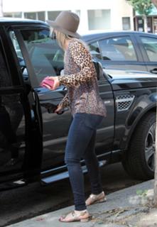 Kaley Cuoco feet photo thumbnail