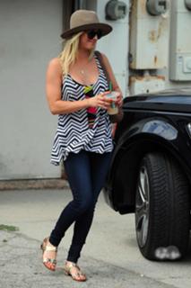 Kaley Cuoco feet photo thumbnail