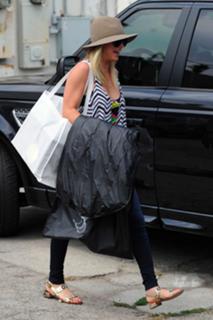 Kaley Cuoco feet photo thumbnail