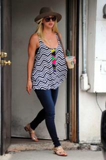 Kaley Cuoco feet photo thumbnail