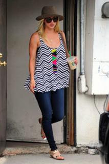 Kaley Cuoco feet photo thumbnail