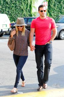Kaley Cuoco feet photo thumbnail