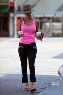 Kaley Cuoco feet photo thumbnail