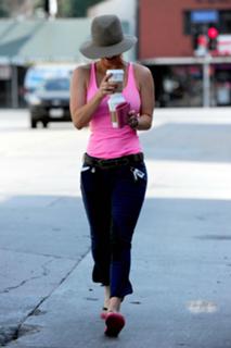 Kaley Cuoco feet photo thumbnail