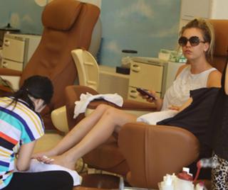 Kaley Cuoco feet photo thumbnail