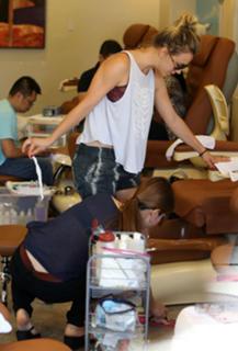 Kaley Cuoco feet photo thumbnail