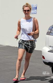 Kaley Cuoco feet photo thumbnail