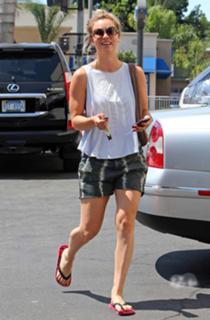 Kaley Cuoco feet photo thumbnail