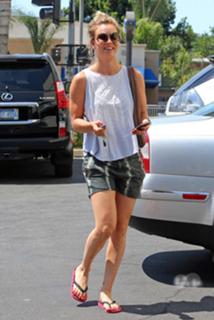Kaley Cuoco feet photo thumbnail