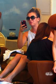 Kaley Cuoco feet photo thumbnail