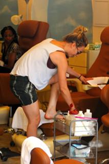 Kaley Cuoco feet photo thumbnail