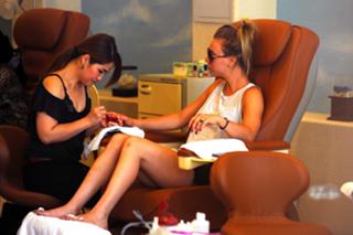Kaley Cuoco feet photo thumbnail