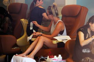 Kaley Cuoco feet photo thumbnail