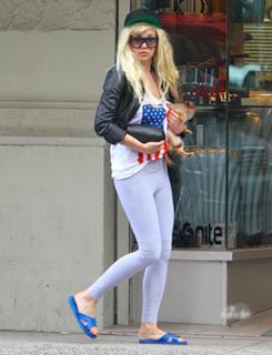 Amanda Bynes feet photo thumbnail