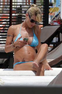 Michelle Hunziker feet photo thumbnail