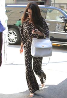 Selena Gomez feet photo thumbnail
