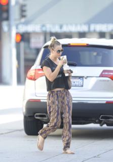 Kaley Cuoco feet photo thumbnail
