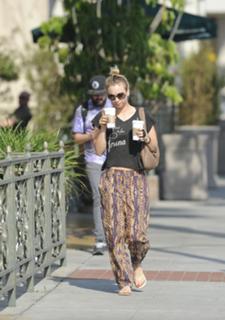 Kaley Cuoco feet photo thumbnail