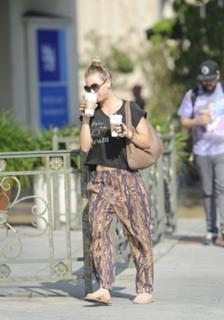 Kaley Cuoco feet photo thumbnail