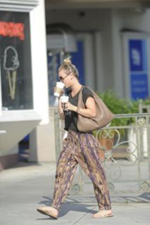 Kaley Cuoco feet photo thumbnail