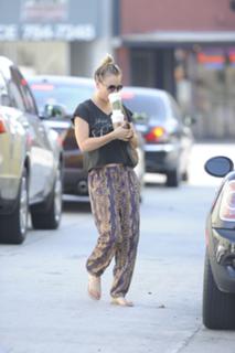 Kaley Cuoco feet photo thumbnail
