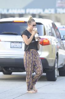 Kaley Cuoco feet photo thumbnail