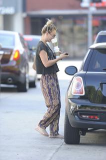 Kaley Cuoco feet photo thumbnail