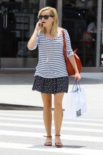 Reese Witherspoon feet photo thumbnail