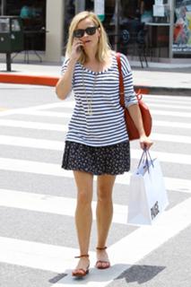 Reese Witherspoon feet photo thumbnail