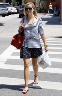 Reese Witherspoon feet photo thumbnail