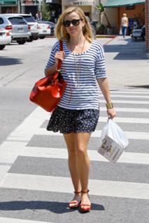 Reese Witherspoon feet photo thumbnail