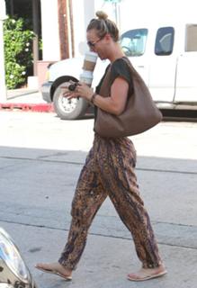 Kaley Cuoco feet photo thumbnail