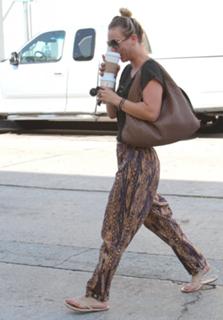 Kaley Cuoco feet photo thumbnail