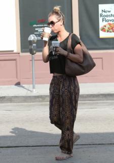 Kaley Cuoco feet photo thumbnail