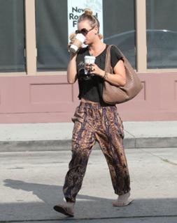 Kaley Cuoco feet photo thumbnail