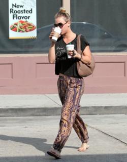 Kaley Cuoco feet photo thumbnail
