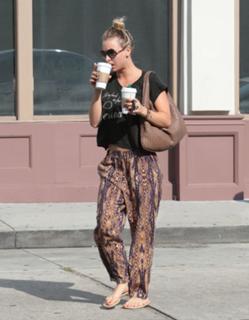 Kaley Cuoco feet photo thumbnail