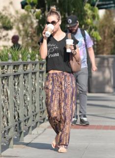 Kaley Cuoco feet photo thumbnail