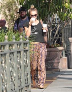 Kaley Cuoco feet photo thumbnail