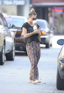 Kaley Cuoco feet photo thumbnail