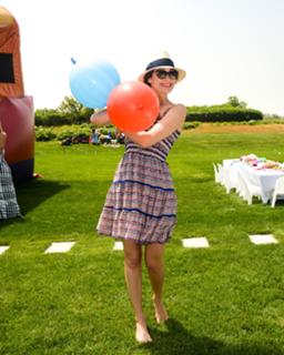 Emmy Rossum feet photo thumbnail